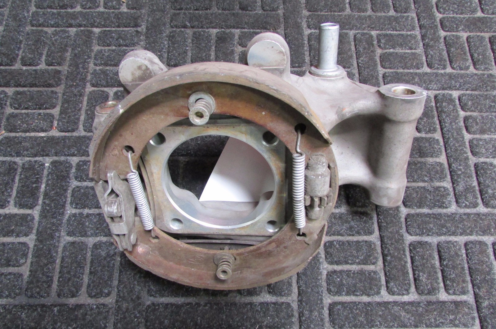 Maserati Coupe, LH, Left Rear, Knuckle/Spindle/Upright, Without Hub, P/N 183590