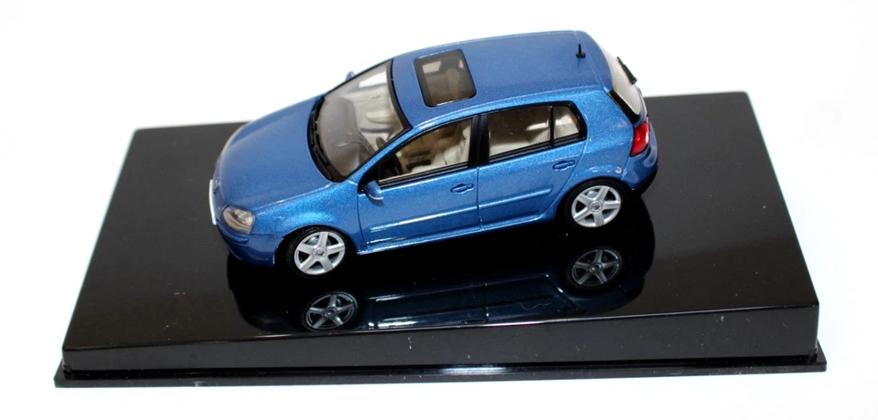 AutoArt 59771 2003 VW Golf Coastal azul metálico sin usar, en caja 1:43 Foto 2 de 4