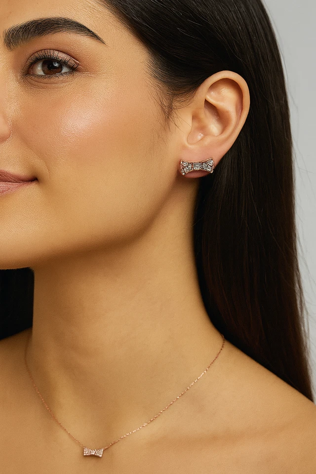 Kate Spade 玫瑰金铺面蝴蝶结吊坠项链和耳钉盒装礼品套装 — 第 2/4 张图片