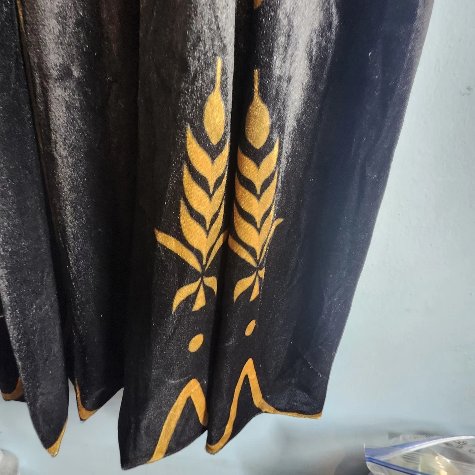 Vestido túnica Disney Frozen 2 Anna preto cetim como detalhes dourados manga longa médio. - Imagem 4 de 4