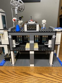 2011 Retired Lego City Police Station 7498 With Box And Manuals READ