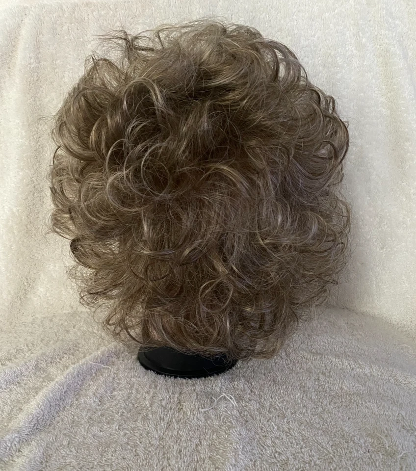 Pelucas Godiva's Secret "AVA" color topo esmerilado - tamaño promedio Foto 4 de 4