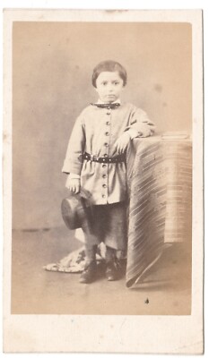 Portrait Junge mit Boot Kind Foto CDV Felix Moulin Paris um 1860