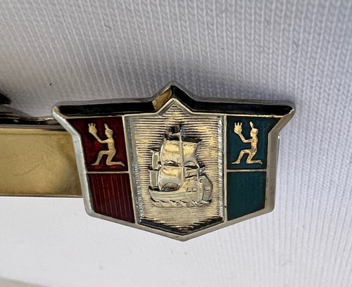 1949 Plymouth Hood Ornament Tie Clasp Silver Tone Enamel Kinney Co. VTG Auto - 第 2/8 張圖片
