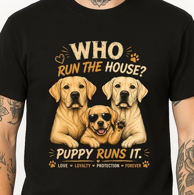 Labrador T-Shirt Wer führt das Haus Welpe lustig Hundeliebhaber Labor Familie Grafik Tee.