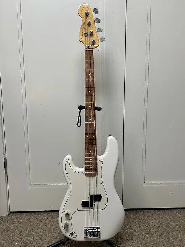 Fender Player Precision Bass Left-Handed with Pau Ferro Fretboard