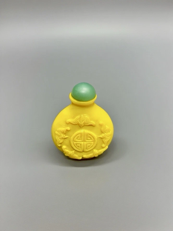 Antiguo símbolo de longevidad tallado amarillo mantequilla chino y botella de tabaco murciélagos Foto 2 de 4