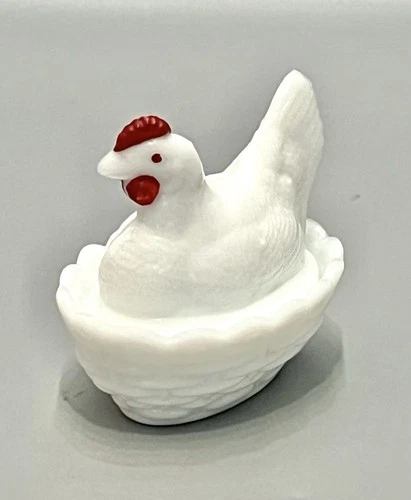 Vintage Westmoreland Glass Small Hen On Nest White Milk Glass W/Red Comb USA