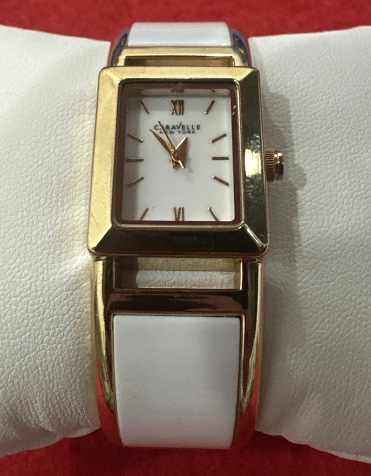Reloj brazalete bicolor Caravelle New York by Bulova 44L143 para mujer Foto 2 de 4