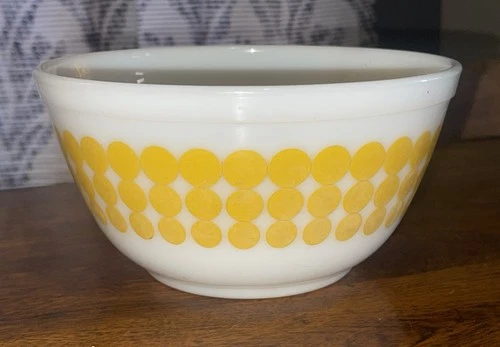 Vintage PYREX Yellow Polka Dot #402 Mixing Nesting Bowl 1.5 Quart MCM