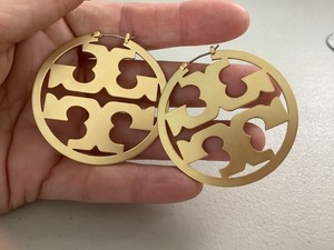 Authentic TORY BURCH MATTE 18K GOLD PLATED MILLER LARGE CUT OUT HOOP EARRINGS 2"