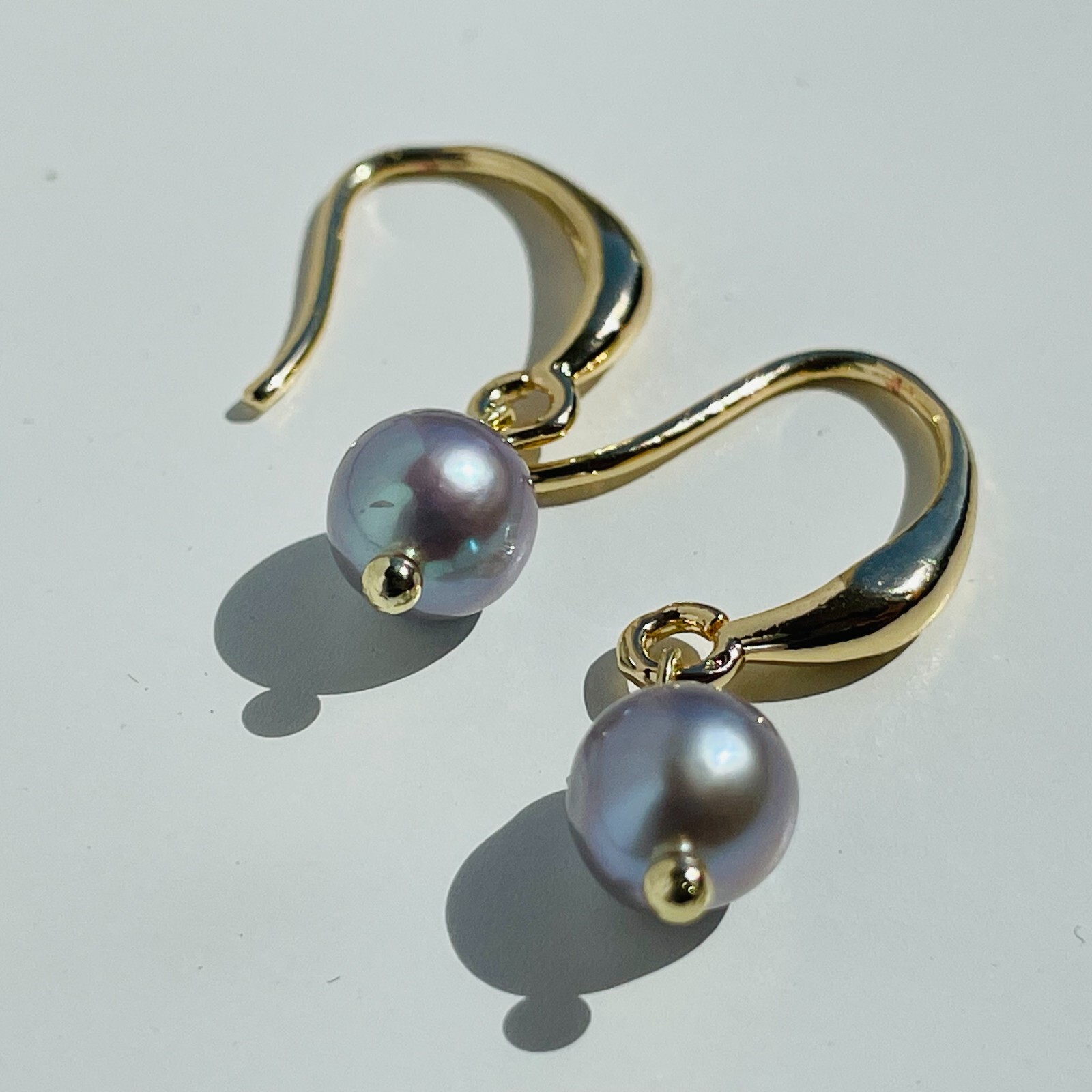 Boucles d'oreilles perles grises de culture d'eau douce et or : le cadeau artisanal idéal