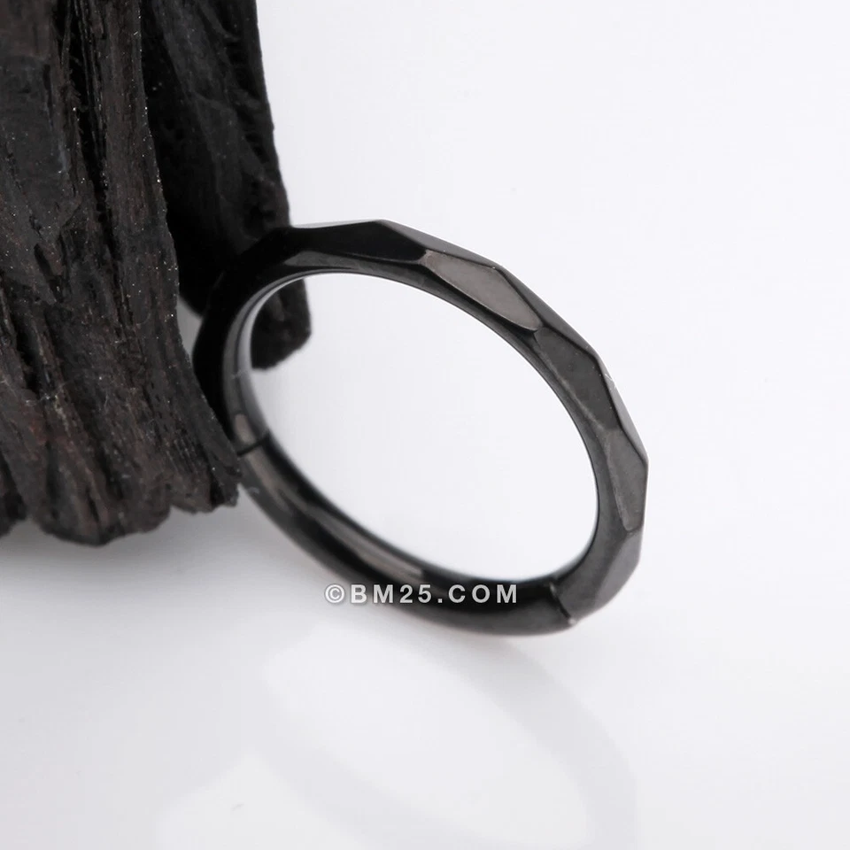 Anillo aro clicker facetado con corte de diamante línea negra de titanio grado implante sin costuras Foto 3 de 4