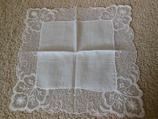 BEAUTIFUL VINTAGE 1960'S ERA PURE LINEN  LACE WEDDING HANDKERCHIEF 10 X 10 INCH