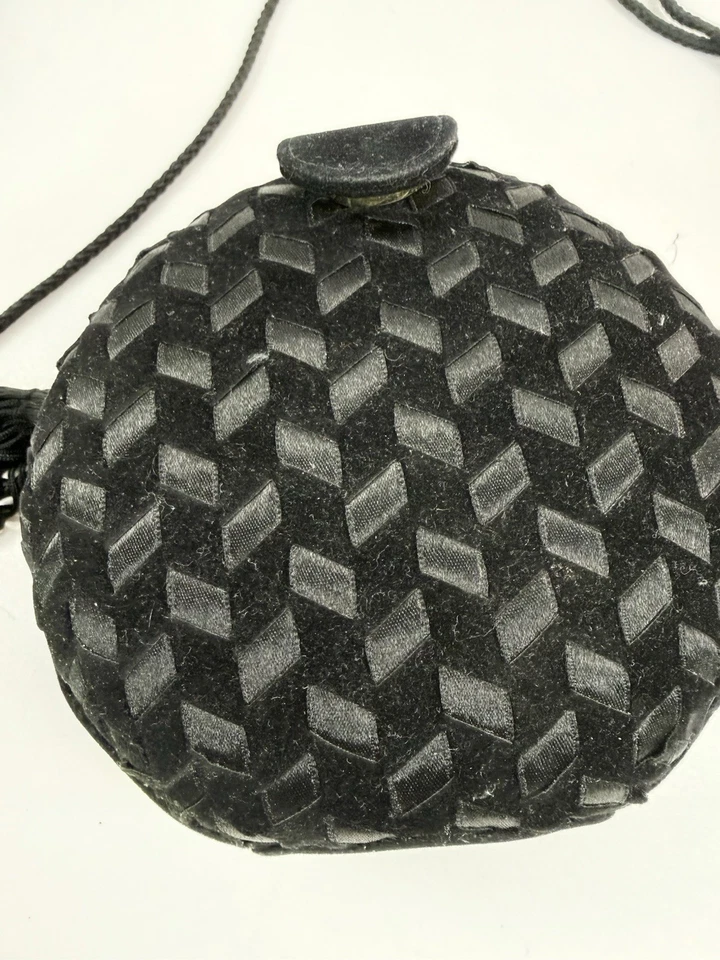 Mini bolso sin asas La Regale de terciopelo negro redondo de noche Foto 3 de 4