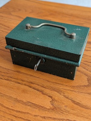 Vintage grüne Metall Geld Spardose Dose mit Schlüssel Victa Serie