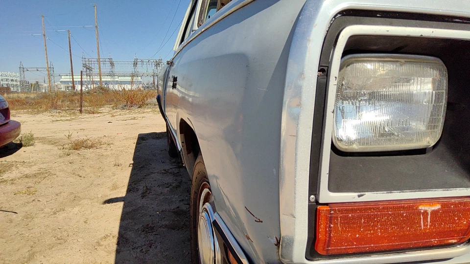 Guardabarros delantero derecho Dodge D350 1981-1993 pasajero OEM gris 04504124 Foto 4 de 4