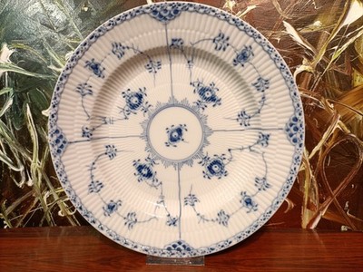 ROYAL COPENHAGEN Denmark MUSSELMALET Halbspitze, Speiseteller Ø 25,5cm 1-571