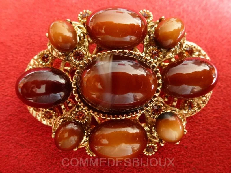Broche néo classique ovale dorée et cabochon marron, le cadeau rétro idéal à offrir