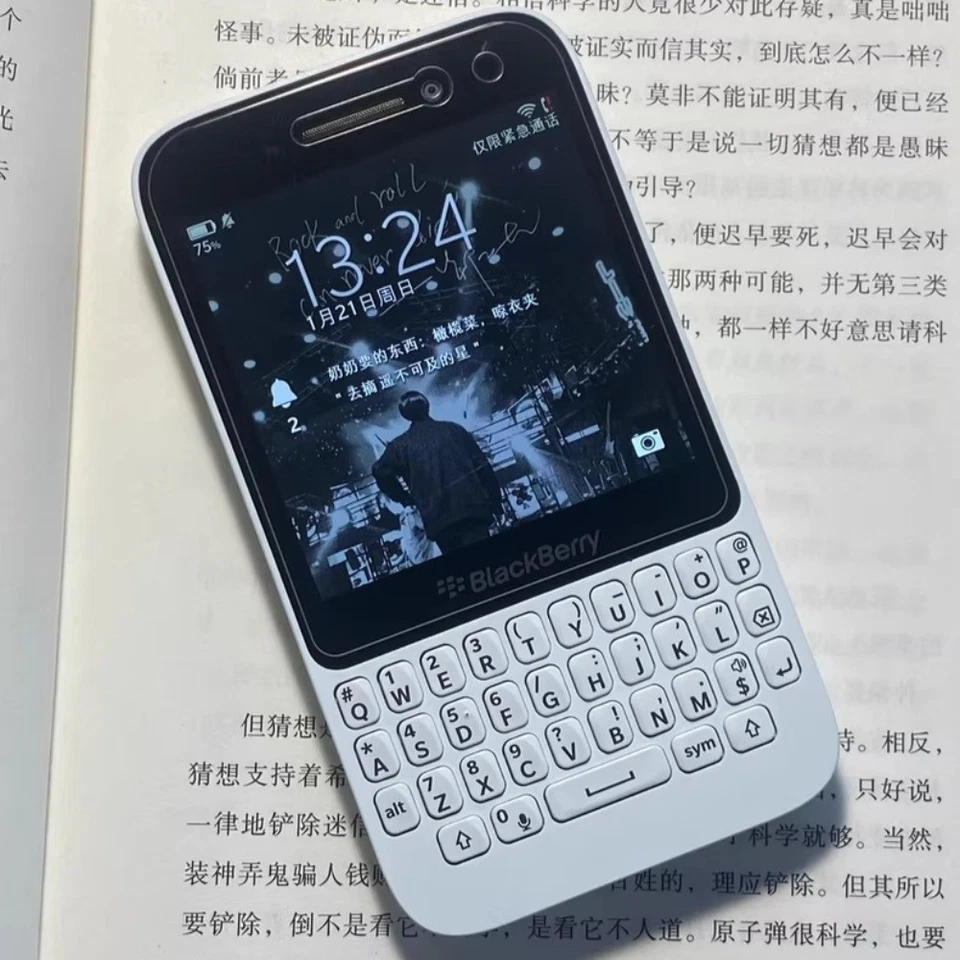 Blackberry Q5 8GB+2GB QWERTY Keyboard CellPhone CCD Effect LTE Unlocked Original - Image 4 of 4