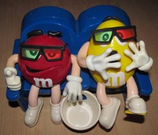 M&M auf Sofa