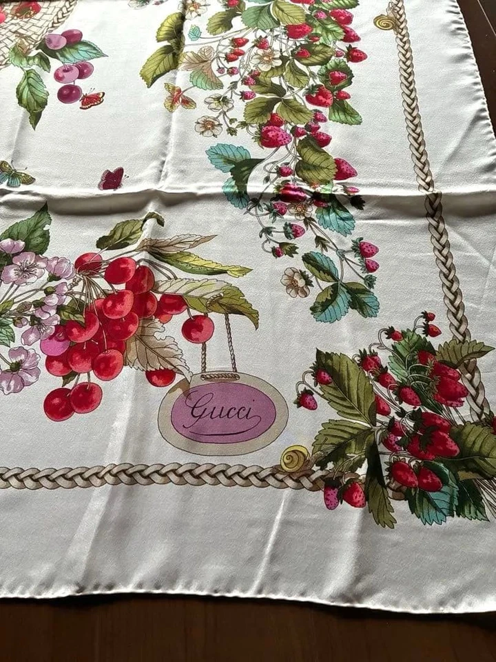 Bufanda Estola Estampada Grande Gucci Multicolor Usada De Japón Foto 2 de 4