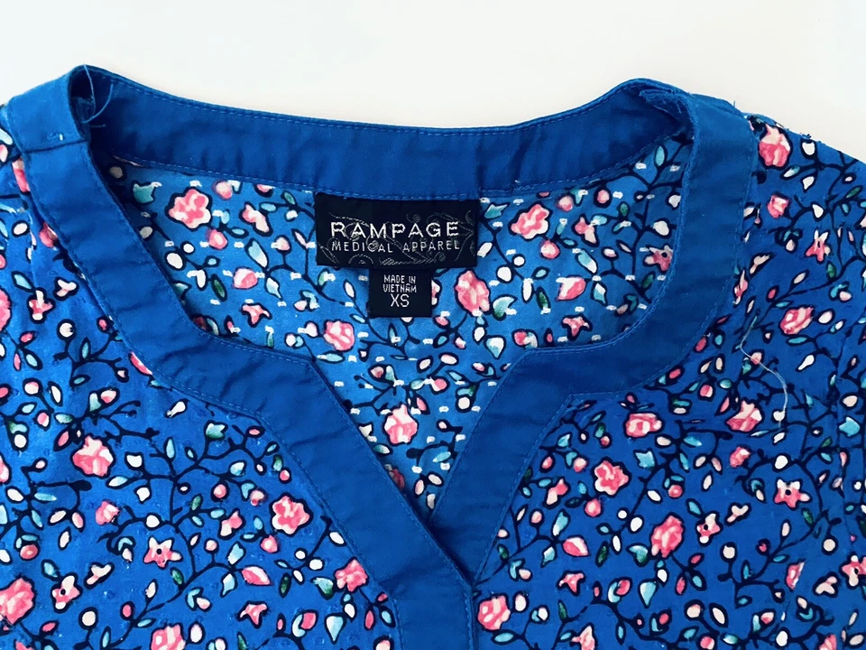 Camisa Médica Rampage Para Mujer Talla XS Azul Estampado Floral Foto 3 de 4