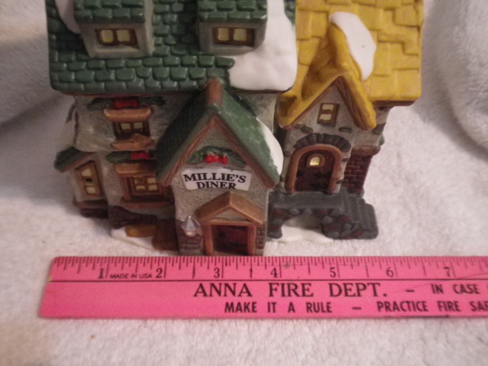 Holiday Time Christmas Village Millie's Diner In Box Lighted Porcelain P6055