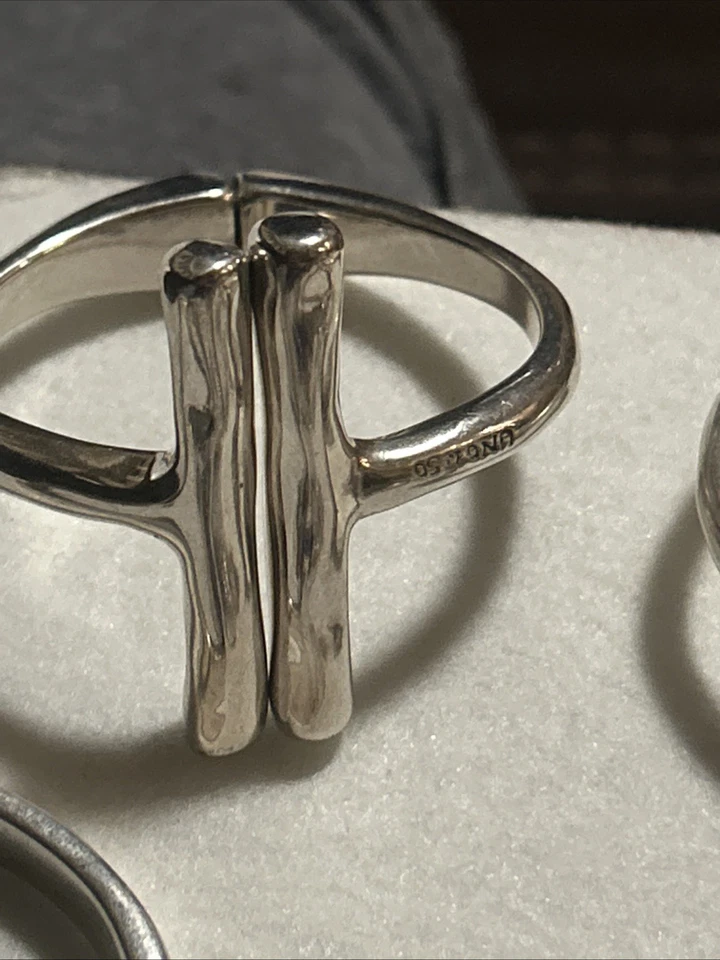 Lot of Uno de 50 Necklaces Bracelet Rings Some Need Repair Selling As Is 13 Pcs - Image 4 of 4