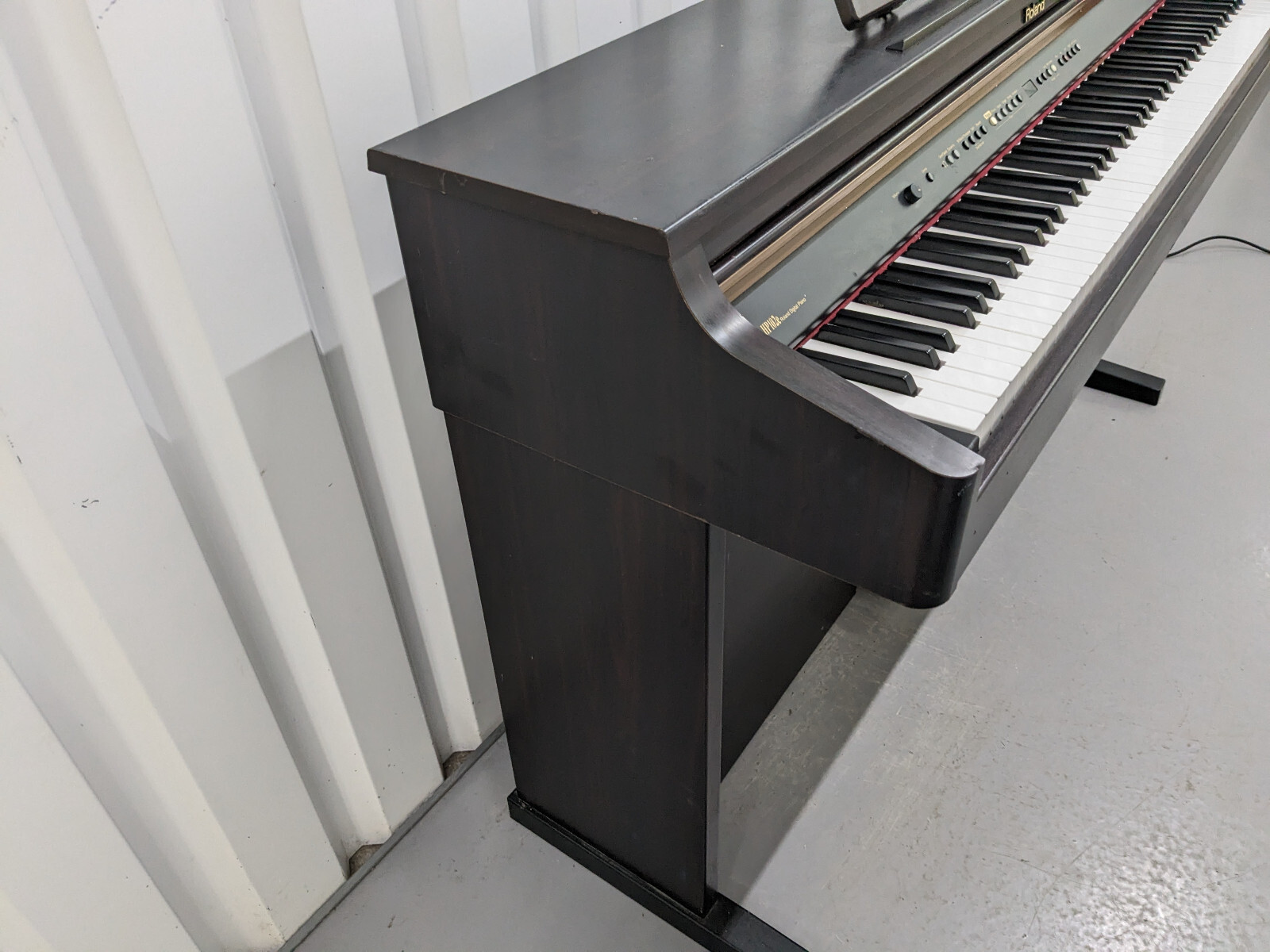 Roland HP102e digital piano and stool in dark rosewood finish stock