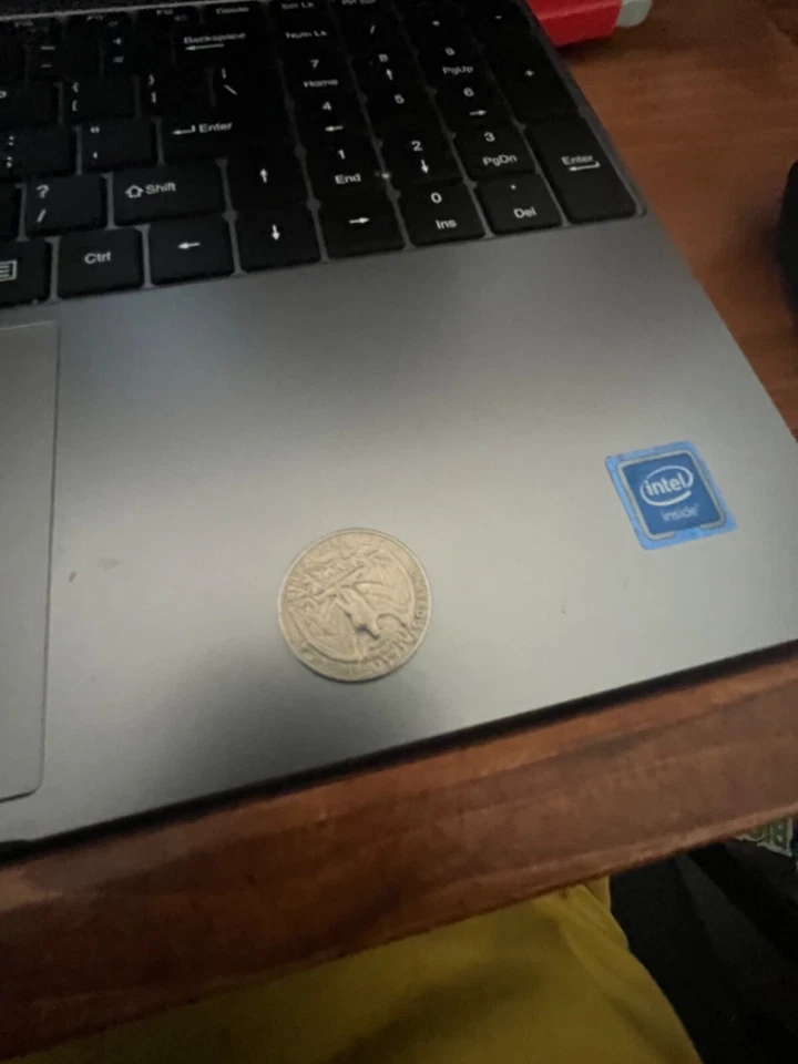 1983 P cuarto error plata, poco más grande que el pulgar, astillado, George Washington.  Foto 2 de 2