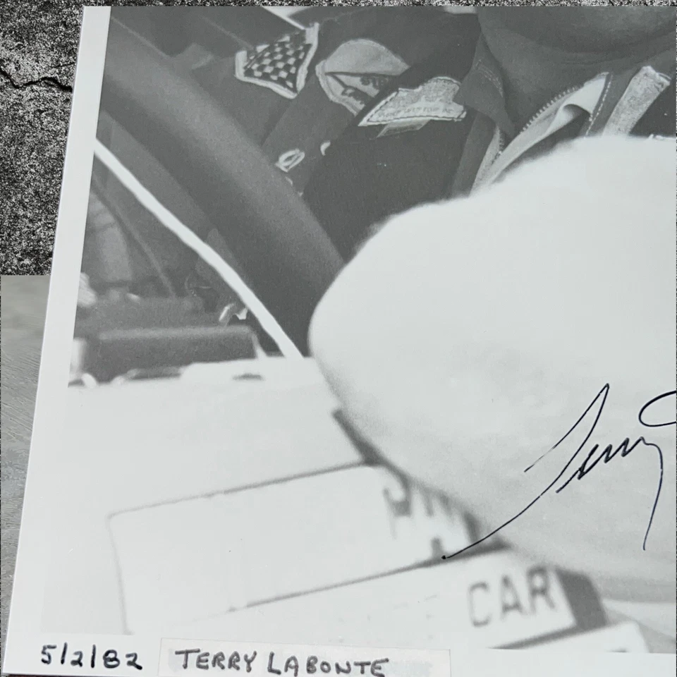 Foto NASCAR 8x10 firmada por Terry Labonte TALLADEGA 500 1982 WINSTON VINTAGE B&W Foto 3 de 4