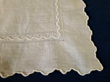 N34/ ALTES TASCHENTUCH aus besticktem Leinengarn 31x32cm VINTAGE milXX&egrave; Old handkerchief