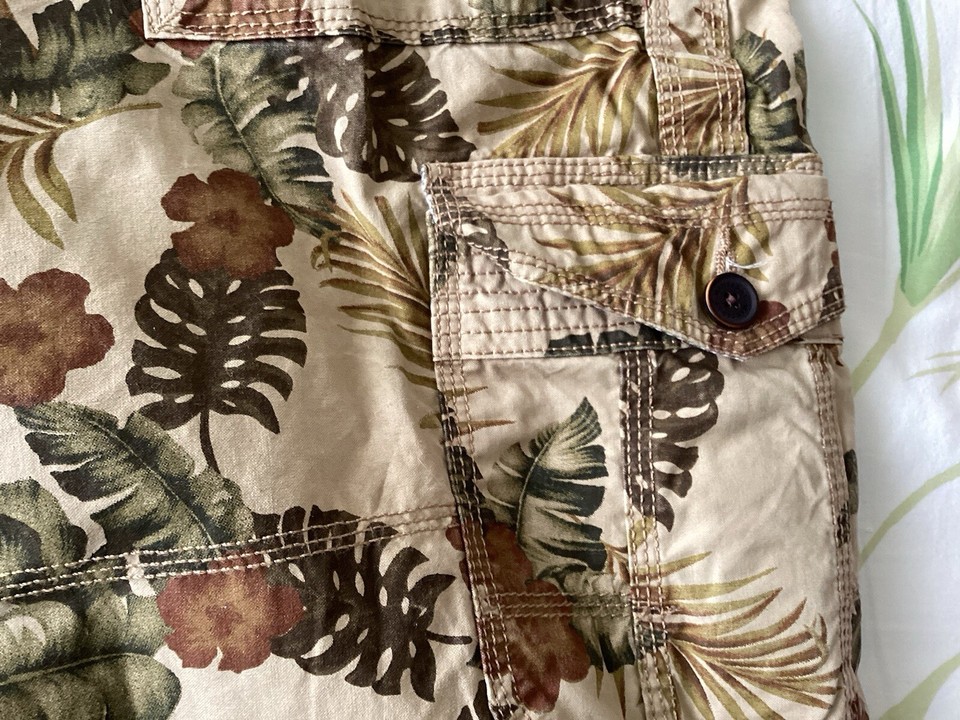 Mantaray Fern Print Beige/Green Cargo Shorts Size 44”Waist 11”Leg 100
