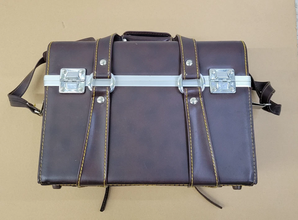 Estuche rígido de cuero marrón vintage para cámara con muchas lentes y accesorios. Japón Foto 3 de 4