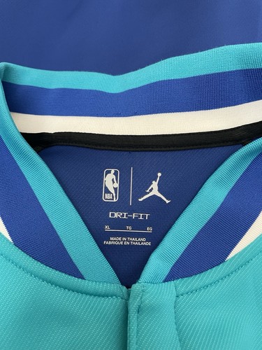 Chaqueta Charlotte Hornets Jordan 2021/22 City Edition Therma Flex Showtime Talla XL - Imagen 7 de 9