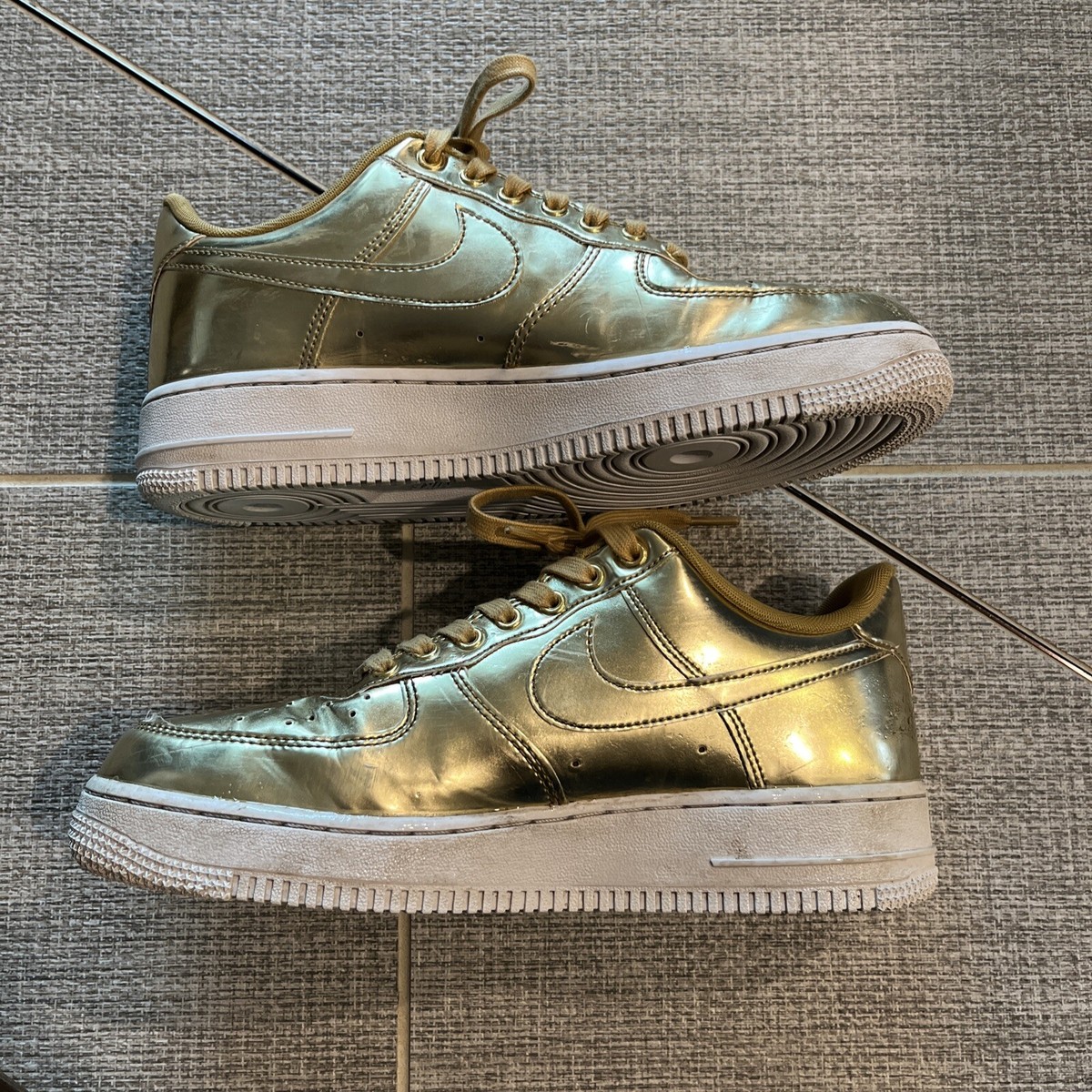 スニーカー NIKE Air Force 1 Low Liquid l llic GOLD [WMNS] 2019 Women's Nike Air Force 1 Low “Metallic Gold” – STYLE OF SPORT