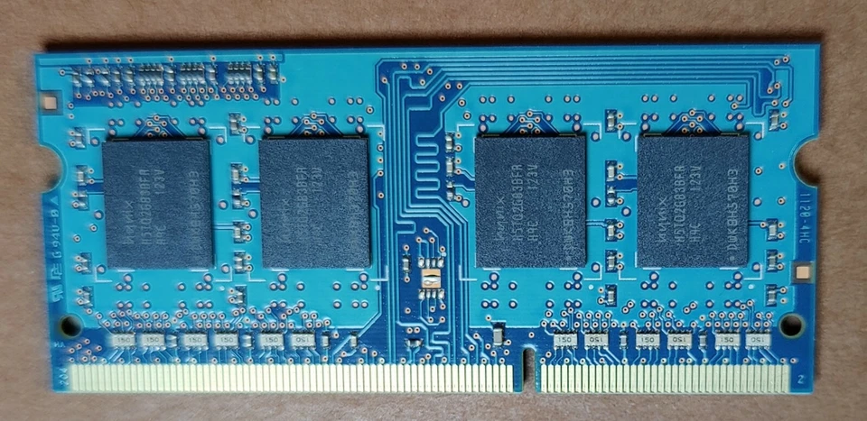 Hynix - Módulo de RAM 2 GB - para MacBook Pro PC3-10600S HMT325S6BFR8C - Se envía gratis Foto 2 de 2