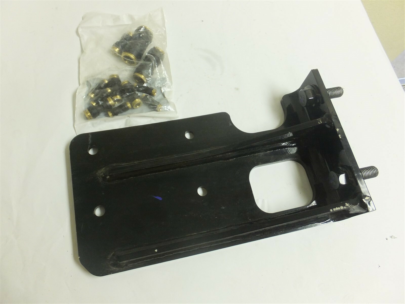 8900276R91 NEW OEM INTERNATIONAL AIR DRYER BRACKET KIT OR DEMO DERBY