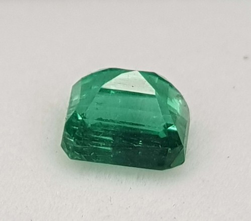 Top Quality Emerald Cut Emerald , 0.99 Carats , Mint Green Color , 6x4.8mm - Picture 9 of 9