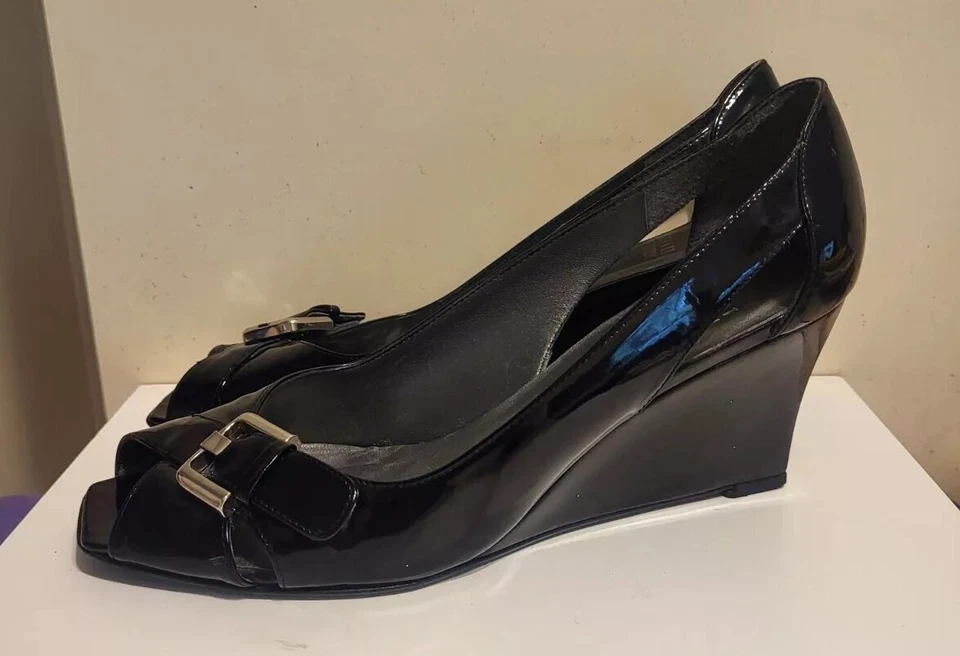 Zapatos de salón de cuña Stuart Weitzman "Candy" de charol negro punta abierta talla 8,5 $298 Foto 3 de 4