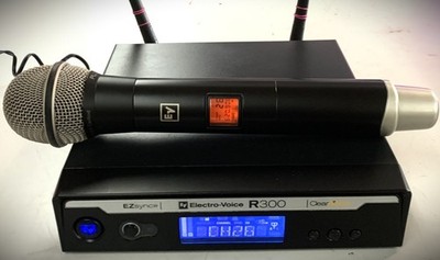Electro Voice R300 Wireless Handheld Mic System Complete Ch.26 620.900  Band A