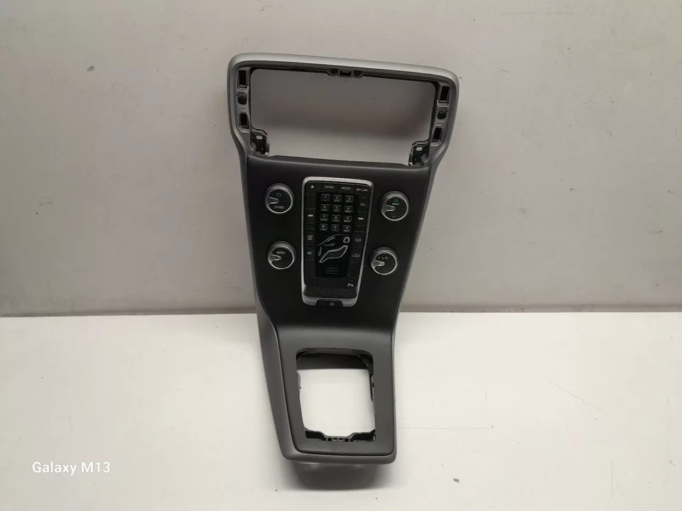 VOLVO V40 DASHBOARD CENTRE COVER WITH CLIMATE CONTROL PANEL 2013 - Image 4 of 4