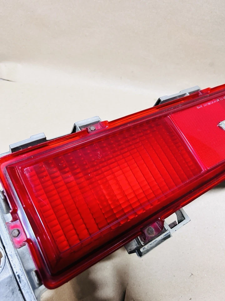 Chevrolet Caprice 1977-1979 cupé luz trasera derecha lente de freno pasajero fabricante de equipos originales Foto 3 de 4