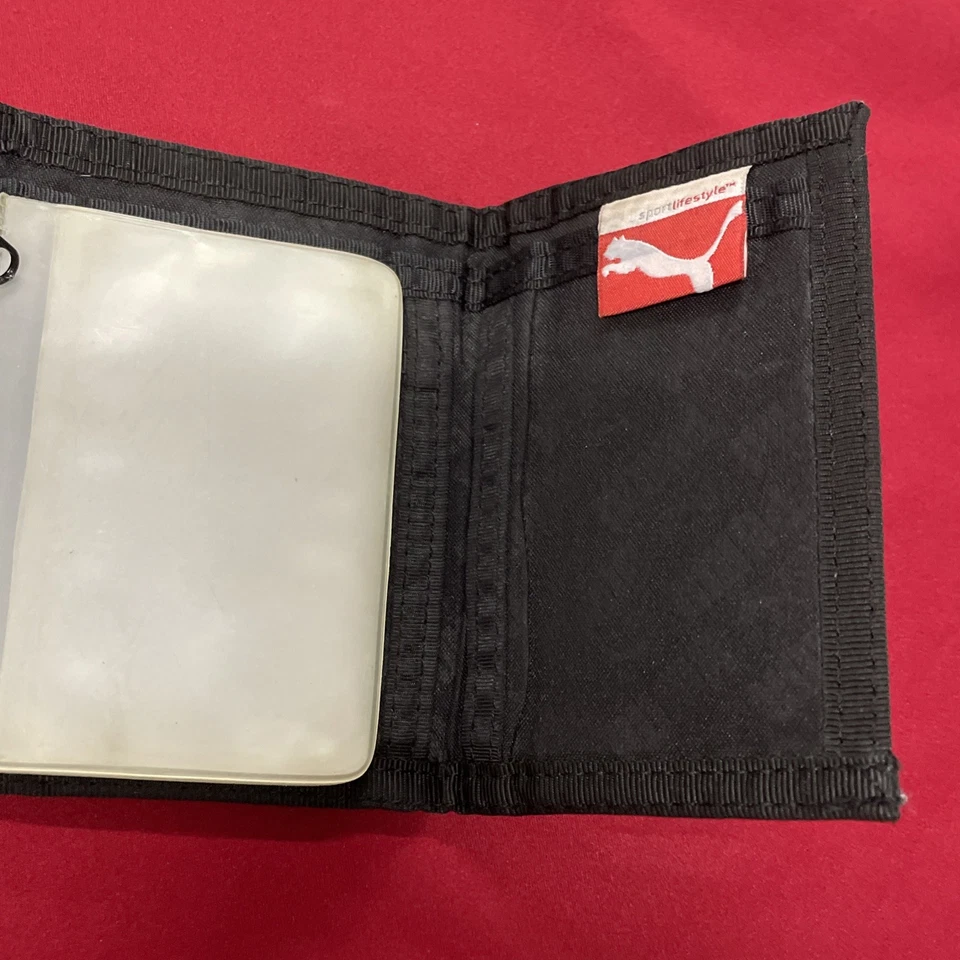 Cartera Puma Sport Lifestyle negra y roja triple pliegue Foto 4 de 4