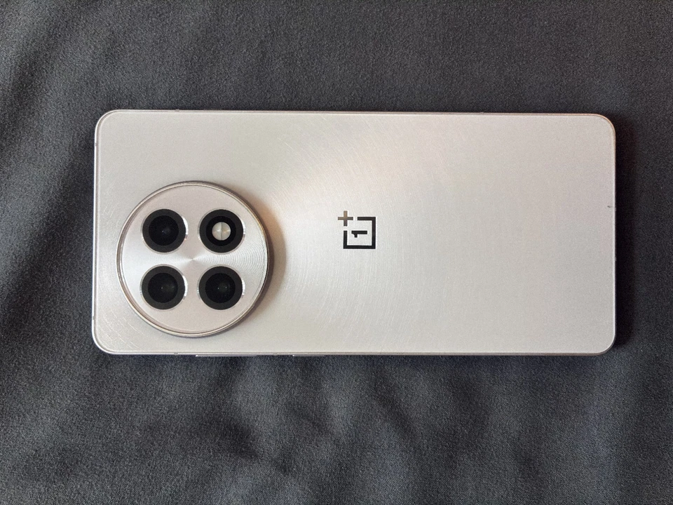 Smartphone OnePlus Triple Cámara 50MP Sony LYT-700 2x Zoom Óptico Foto 2 de 4