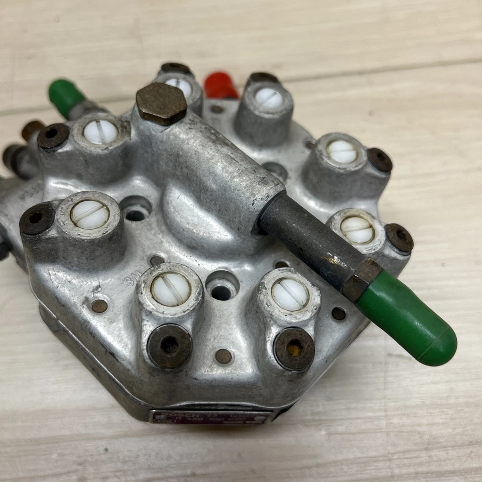 DISTRIBUIDOR DE COMBUSTIBLE ROLLS ROYCE SILVER SPUR Parte # 0438100090 Foto 4 de 4