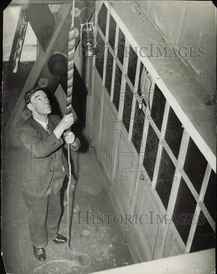 1936 Press Photo Bell ''Big Tom'' Rung as Death Knell for King George, London