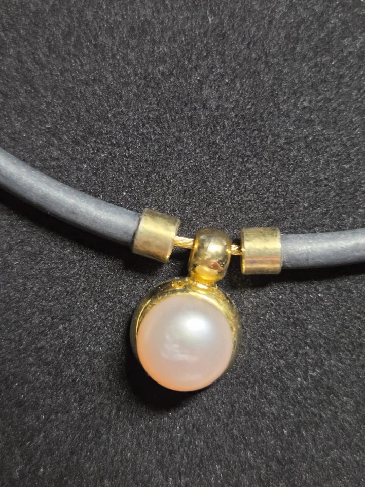 Colgante rosa real de 10 mm perla en tono dorado tono dorado 15" alambre goma detalles en muy buena condición Foto 2 de 4