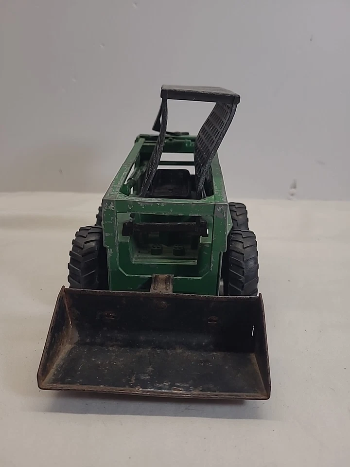 Minicargadora ETRL John Deere verde con cabina negra, caja de arena especial Foto 2 de 4